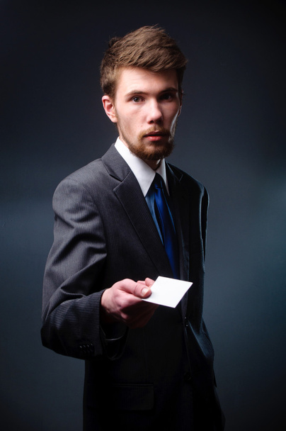 Business man handing a blank business card - Foto, afbeelding