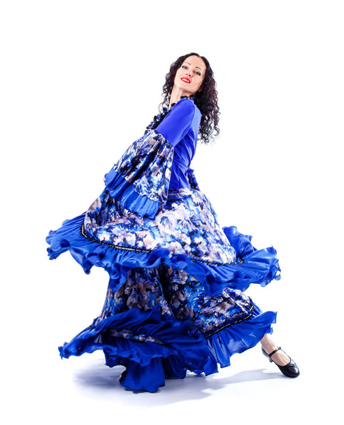 ein charmantes Mädchen tanzt Flamenco.. isoliert auf weißem Hintergrund - Foto, Bild