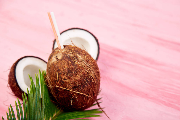 Kokosový koktejl na růžovém pozadí. Letní dovolená pít koncept, tropické koktejly nebo šťávy v kokosu. Kopírovat prostoru. Zátiší - Fotografie, Obrázek