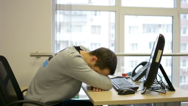 Mensen slapen in kantoor op werkplek - Video