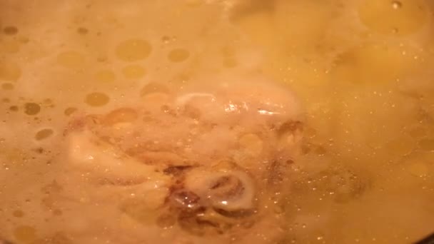 Kapky tuku plave na povrchu horký kuřecí vývar - Záběry, video