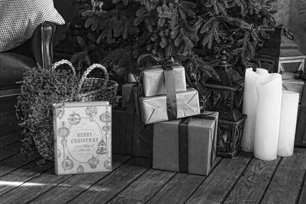 zwart-wit, kerstboom met geschenk dozen, Kerstmis interieur - Foto, afbeelding