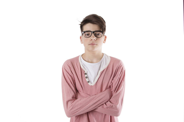 nastolatek z okulary i szelki moda na białej ścianie - Zdjęcie, obraz