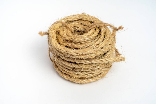 孤立した白い背景の小さな繊維ロープ サイザル麻のコイル - 写真・画像