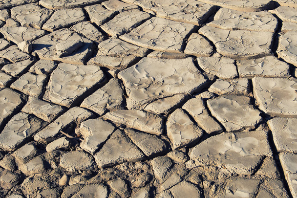 Terreno seco agrietado durante el día
 - Foto, imagen
