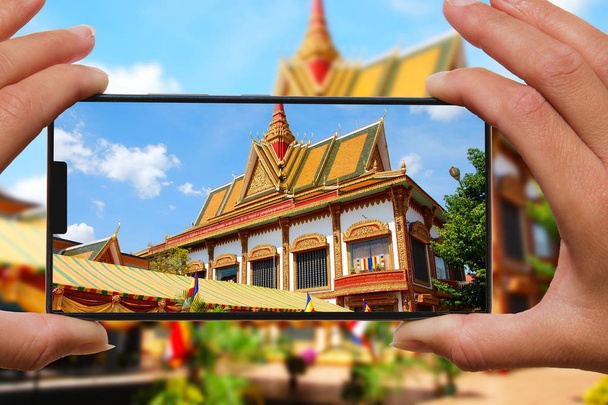 Nő-val mozgatható telefon fotók templom a túrák, Ázsia. - Fotó, kép