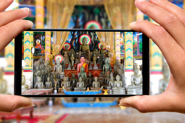 Женщина с фотографиями мобильного телефона храм туры по Таиланду
. - Фото, изображение