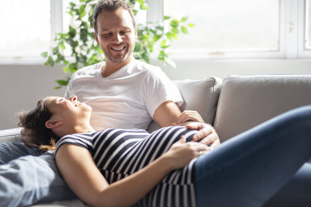 A pregnancy and people concept happy man pregnant woman at home - Fotoğraf, Görsel