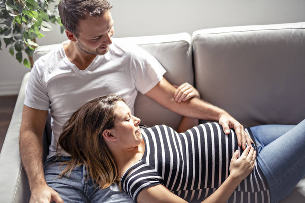 A pregnancy and people concept happy man pregnant woman at home - Foto, Imagem