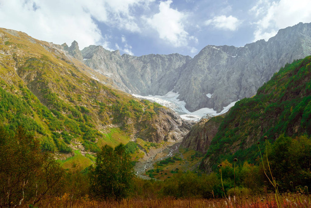 vuoristomaisema sulavalla jäätiköllä Pohjois-Kaukasian laaksossa
 - Valokuva, kuva
