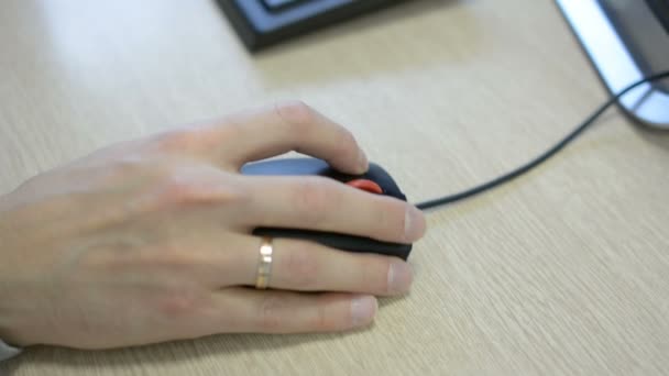 Detalle del ratón del ordenador material de primer plano - desplazamiento a mano y haciendo clic
 - Imágenes, Vídeo