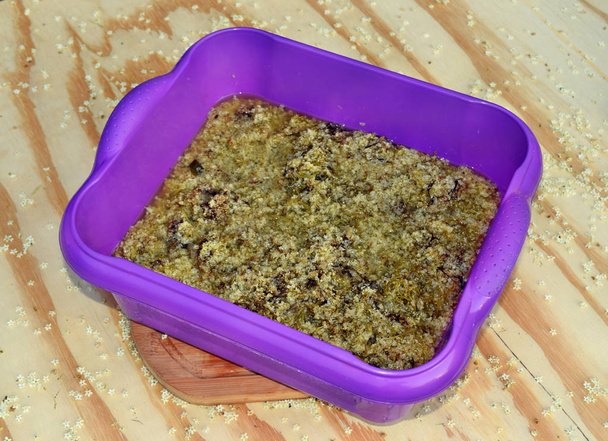 Preparando suco de sabugueiro, flor de sabugueiro em caixa de plástico em uma placa de madeira
 - Foto, Imagem