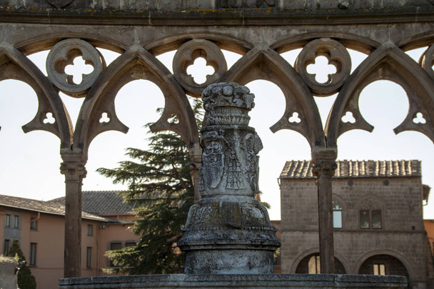 Средневековая архитектура Папского дворца в Витербо, Италия
  - Фото, изображение