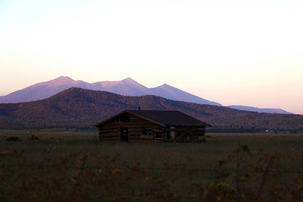 Old house in Arizona against the backdrop of the mountains during sunset - Photo, Image
