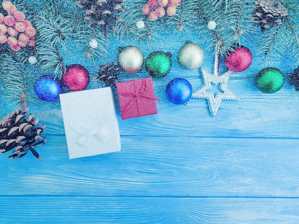 Різдвяний м'яч, ялинка на дерев'яному фоні, подарункова коробка
 - Фото, зображення