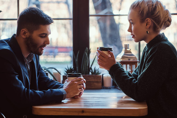 Ρομαντικό ζευγάρι στο καφέ πίνοντας καφέ και μιλάμε.  - Φωτογραφία, εικόνα
