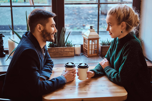 romantisches Paar im Café trinkt Kaffee und redet.  - Foto, Bild