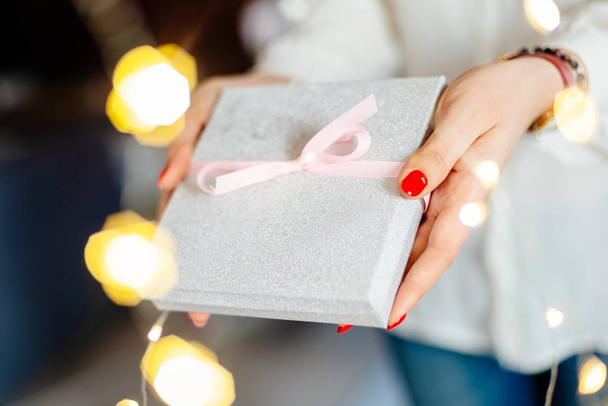 Coffret cadeau féminin avec ruban cadeau surprise. Cadeau de Noël
 - Photo, image