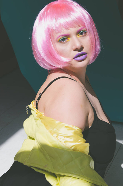 portré fiatal érzéki nő, rózsaszín haj, fekete ruha - Fotó, kép