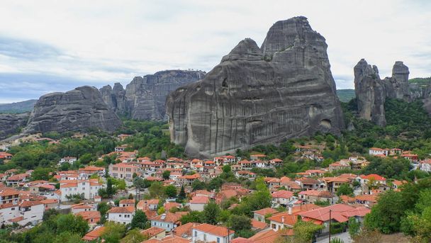 修道院やギリシャ、メテオラ、カランバカで岩のある風景します。 - 写真・画像