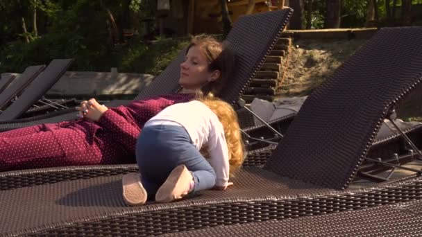 Madre e bambina figlia rilassante sul lettino
 - Filmati, video