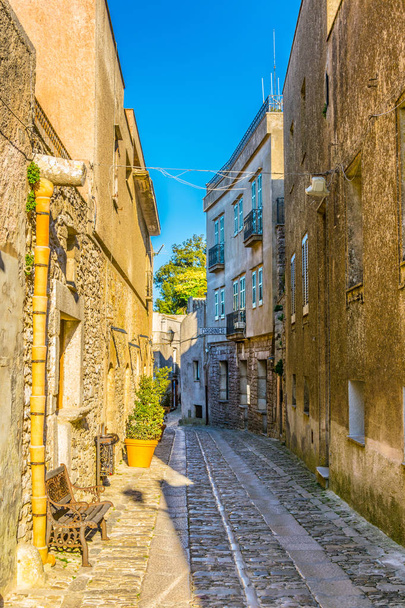 View of a narrow street in the historical center of Erice village on Sicily, Ital - Foto, Imagen