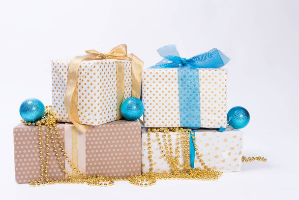 Різдвяні подарункові коробки на білому фоні. Різдво. Концепція сімейного свята. Веселого Різдва і щасливого свята. - Фото, зображення