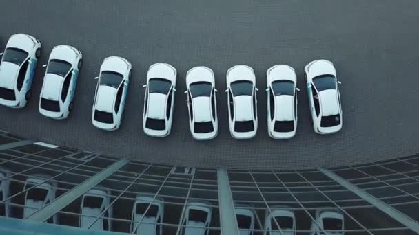 Luchtfoto uitzicht over auto's in parkeergarage - Video