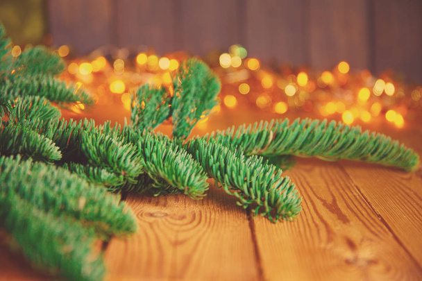 クリスマス カード。新年のパーティーのテーマの背景。ギフトやお祝いのカラフルなライトの背景にキャンドルでモミの木が飾られています。魔法の夜. - 写真・画像