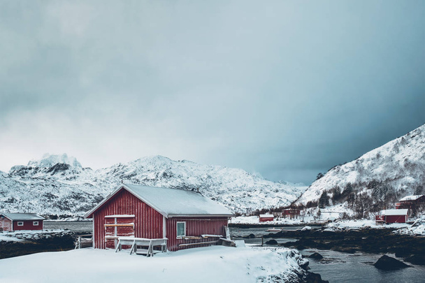 Красный домик зимой, Лофские острова, Норвегия - Фото, изображение