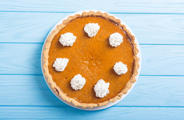 Homemade american traditional pumpkin pie . Autumn food background - Zdjęcie, obraz