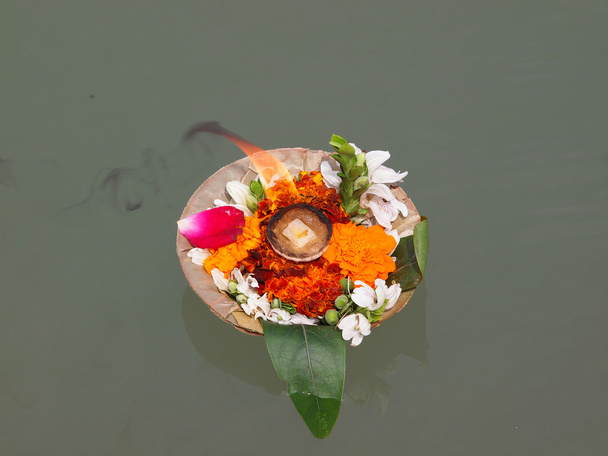 Blumen auf den Ganges - Foto, Bild