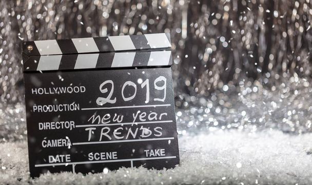 2019, nuove tendenze anno sul clapper di film, astratto bokeh luci sfondo
 - Foto, immagini