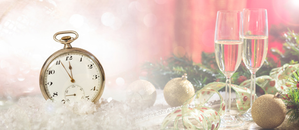 Festa di Capodanno. Minuti a mezzanotte su un orologio vecchio stile, sfondo festivo, banner
, - Foto, immagini