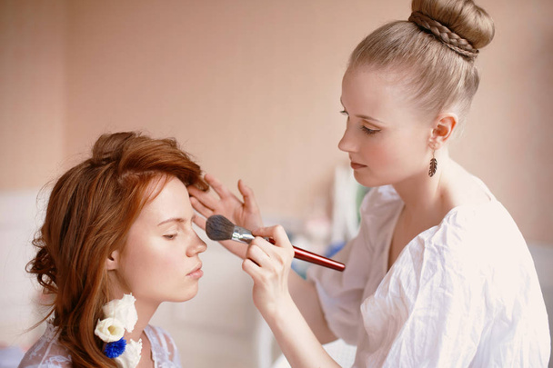 Stylist makes makeup bride before the wedding - Foto, Imagem