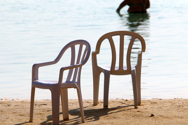 Liegestühle stehen am Meer  - Foto, Bild