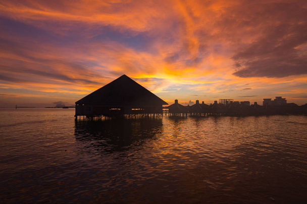 bella alba crepuscolare con silhouette resort galleggiante a Semporna, Sabah, Borneo (l'immagine contiene certi grani o rumori e messa a fuoco morbida
.) - Foto, immagini
