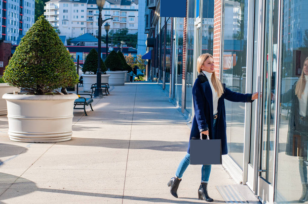 Mooie gelukkige vrouw met boodschappentassen wandelen in het winkelcentrum - Foto, afbeelding