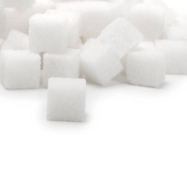 Zuckerwürfel isoliert auf weißem Hintergrund - Foto, Bild