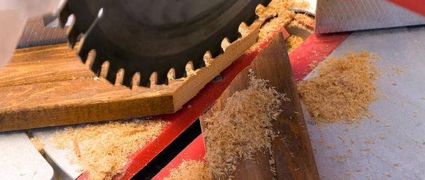 Доска для резки круглой пилы под углом 45 градусов - фон для резки древесины
. - Фото, изображение