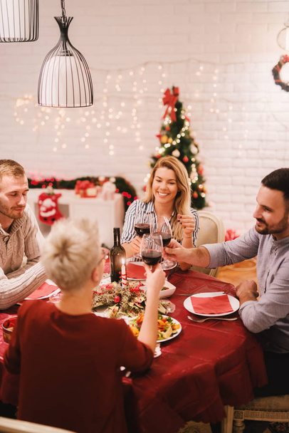 Happy přátelé slaví Vánoce doma s tradiční slavnostní večeře  - Fotografie, Obrázek