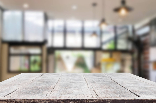 Placa de madeira vazio tampo da mesa e borrão Interior sobre borrão na cafetaria Fundo, Mock up para exibição de produto
. - Foto, Imagem