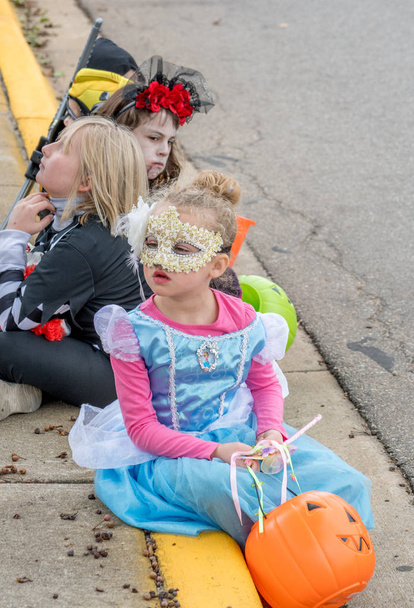 27 жовтня 2018 Коломия Mi США; діти в костюмах сидіти на curbside чекає події Хеллоуїн почати - Фото, зображення