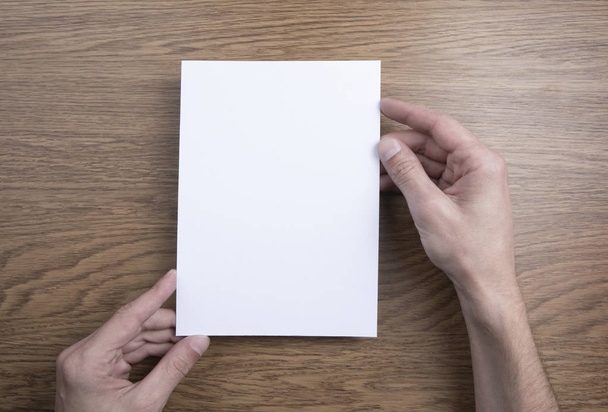 Mens hands holding empty white letterhead  - Foto, imagen