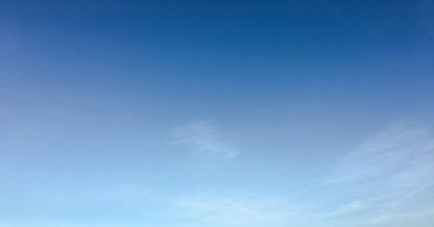 Όμορφα σύννεφα σε φόντο μπλε του ουρανού. Σύννεφο ουρανό. Γαλάζιο του ουρανού με συννεφιά, φύση σύννεφο. Λευκά σύννεφα, γαλάζιο ουρανό και τον ήλιο - Φωτογραφία, εικόνα