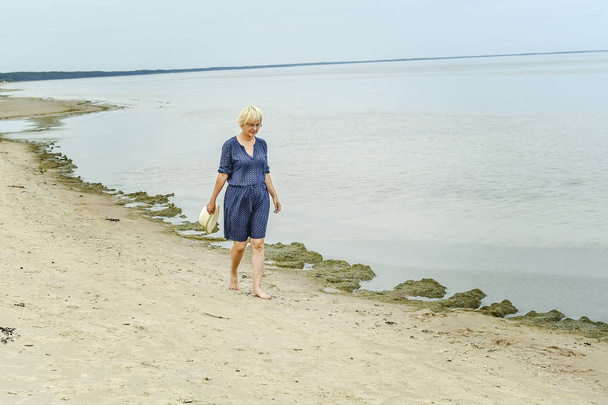 glückliche Frau zu Fuß in der Nähe des Meeres - Foto, Bild