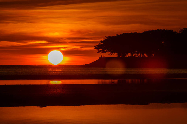 Ângulo de visão horizontal do pôr do sol momento do sol na praia
 - Foto, Imagem