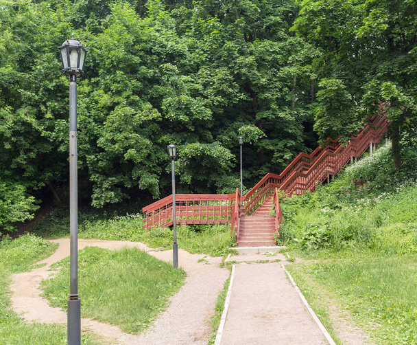 egy nyári park-vörös fából készült lépcső - Fotó, kép