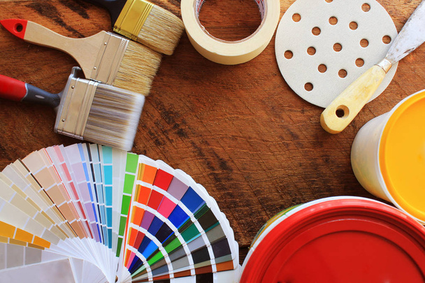 różne narzędzia do malowania, akcesoria i próbki kolorów na remont domu na podłoże drewniane . - Zdjęcie, obraz