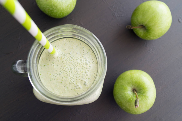 Healthy detox green smoothie in a mason jar. - Foto, Imagen